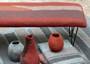 objets et banc en feutre rouge fait-main