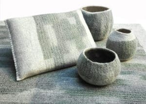 tapis, coussin et cache-pot en maille et feutre de laine