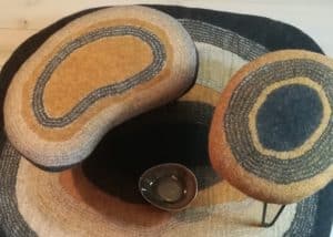 tapis-assises-feutre-rond-ocre