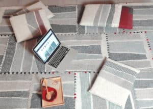 grand tapis en feutre de laine, cousu-assemblé