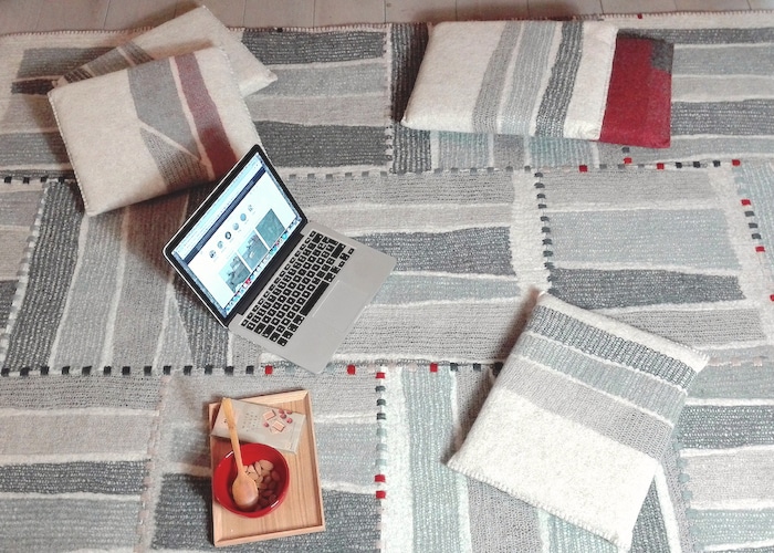 grand tapis en feutre de laine, cousu-assemblé