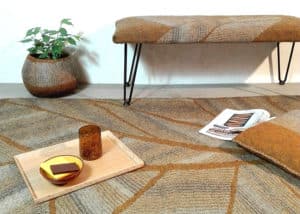 tapis-banc-feutre-ocre-feuillage-fait-main
