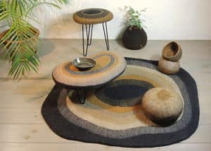 tapis-feutre-ocre-noir-rond-ambiance