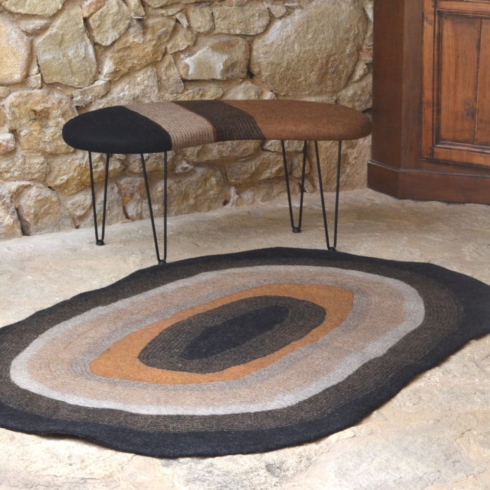 tapis en feutre de laine ocre noir ovale