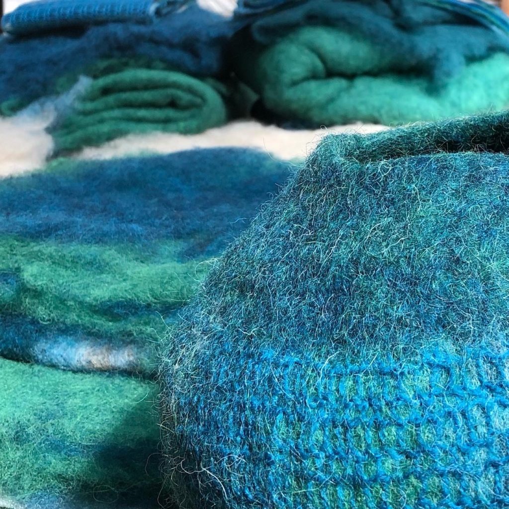Panier bleu en laine feutrée, atelier à Marseille