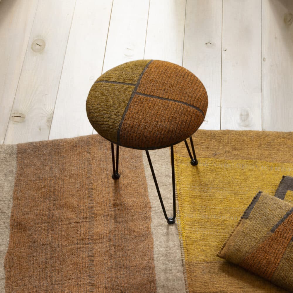 Tabouret rond en feutre, teinture végétale, ambiance salon