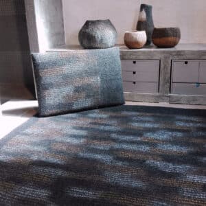 Tapis en feutre et tricot, coloris Noir et Ocre, forme carré