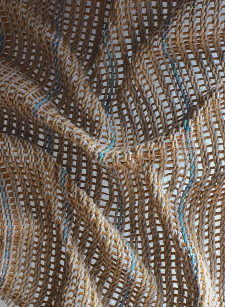 Détail du Drapé constitué de tiges de feutre de laine tressées, ocre jaune, beige