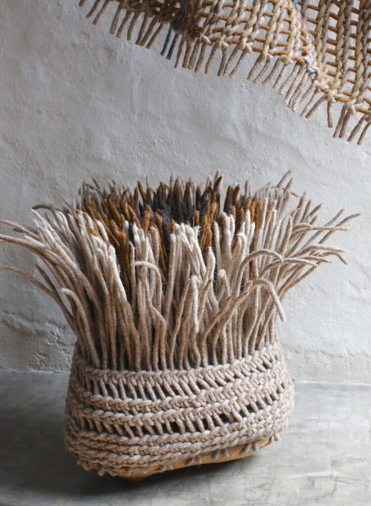 Panier tressé en tiges de laine feutrée