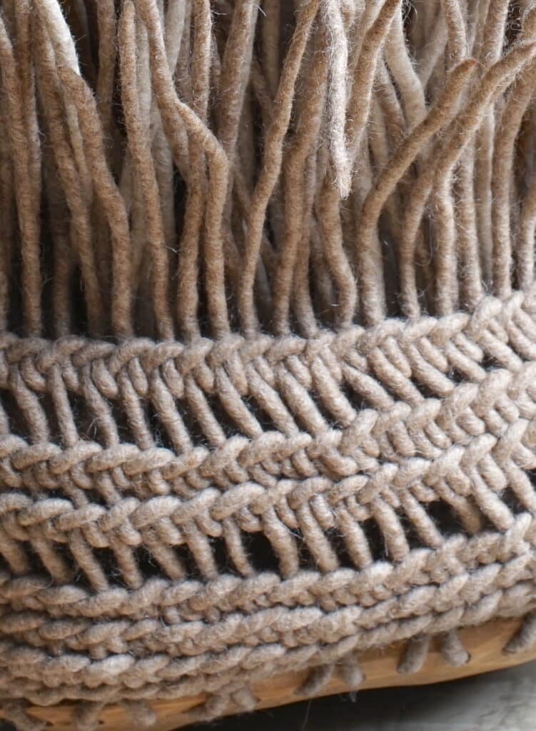 Panier tressé en tiges de laine feutrée, détail