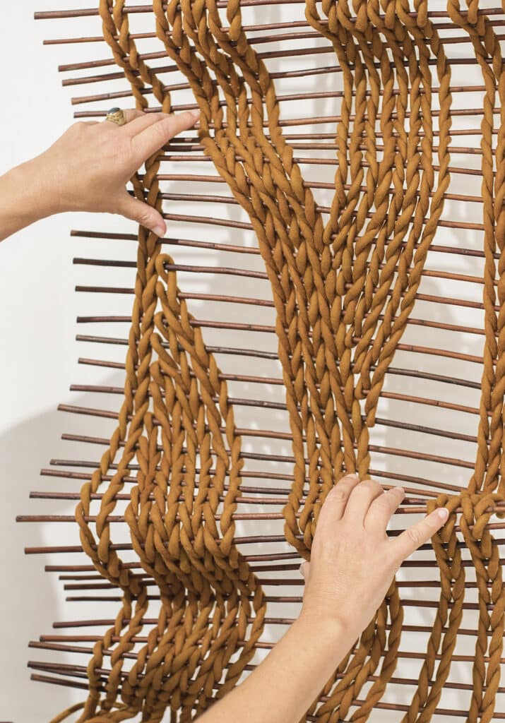 Tressage de tiges de laine feutrées, osier, sarment, teinture végétale oignon