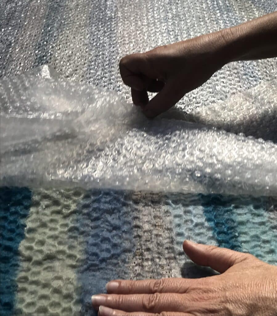 fabrication du feutre de laine à l'eau chaude selon un procédé artisanal