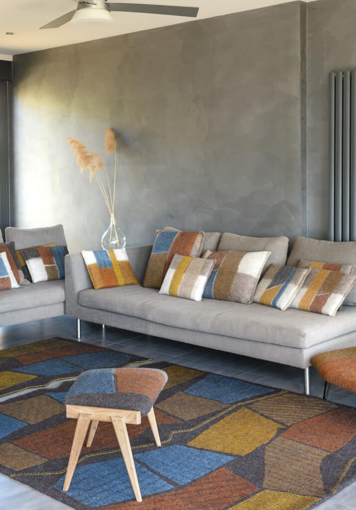 Fragments 2, collection maille et feutre, tapis, assises, coussins, paniers,...