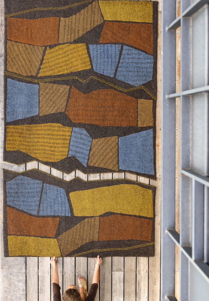 Tapis ou tenture Fragments 2, maille et feutre, teinture végétale